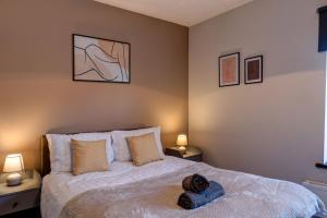 Un dormitorio con una cama con un animal de peluche encima. en Cosy 2 bed home CHESTERFIELD, en Chesterfield