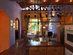 cocina y comedor con mesa y sillas en John’s Home on Wine Route en Luján de Cuyo