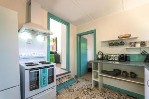 A kitchen or kitchenette at ‘BACH 22’ PALM BEACH