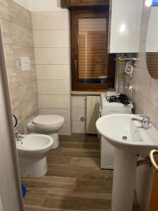 a bathroom with two sinks and a toilet at IL GECO DI MONTAGNA in Castel di Sangro