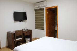 TV a/nebo společenská místnost v ubytování Hotel Adriana