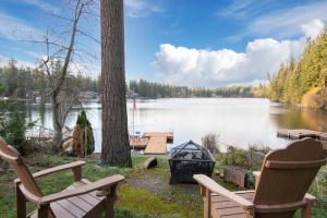 Koi Story Cabin on the Lake - Pet Friendly, near Bike Trail