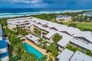 una vista aerea di un resort con piscina e oceano di Salt Beach Luxury Apartments by Kingscliff Accommodation a Kingscliff