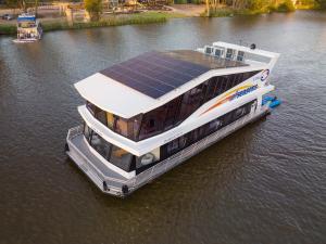 um barco com painéis solares na água em All Seasons Houseboats em Mildura