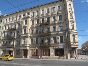 a large building on the corner of a street at Park Lane Inn Apartament Lebedeva in Saint Petersburg