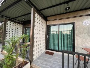 Rõdu või terrass majutusasutuses Por Sampao Camp&Resort