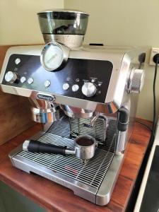 Karamu Homestead في Karamu: آلة القهوة على منضدة مع صحن