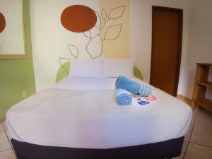 Tempat tidur dalam kamar di Raio de Sol pousada & camping