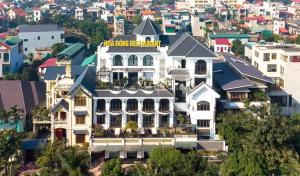 una vista aérea de una gran casa blanca en Khách sạn Hoa Đông en Châu Cầu