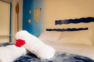 a hotel room with a bed with a rolled up towel at Raio de Sol pousada & camping in Abraão