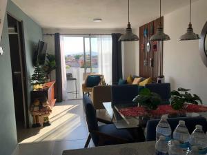 sala de estar con sofá y mesa en Departamento *MUNDO VIAJERO* Guadalajara, en Guadalajara