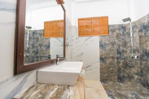 un bagno con lavandino e specchio di Shine Wave Turtle Beach a Tangalle Altre 37 foto