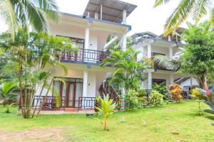 una casa con un giardino davanti di Shine Wave Turtle Beach a Tangalle