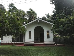 mały biały dom z drzwiami na dziedzińcu w obiekcie Eco Willow - Kathaluwa w mieście Atadahewatugoda