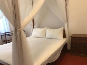 Ein Bett oder Betten in einem Zimmer der Unterkunft Eco Willow - Kathaluwa