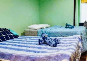 Un pat sau paturi într-o cameră la RedDoorz @ Thomasville Inland Resort Brgy. 2