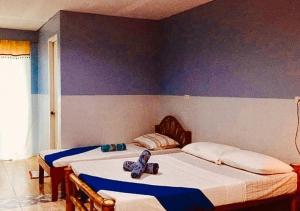 Postel nebo postele na pokoji v ubytování RedDoorz @ Thomasville Inland Resort Brgy. 2