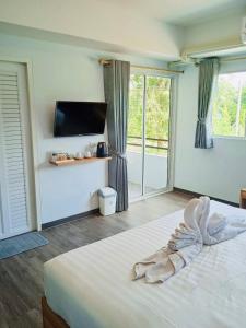 Postel nebo postele na pokoji v ubytování Bleu Marine Sattahip Hotel
