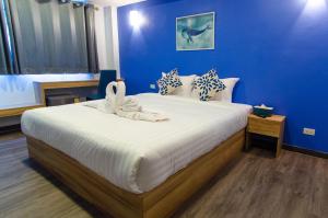 Postel nebo postele na pokoji v ubytování Bleu Marine Sattahip Hotel