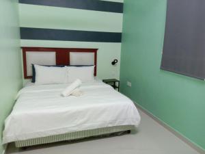 Säng eller sängar i ett rum på D'Merbok Homestay
