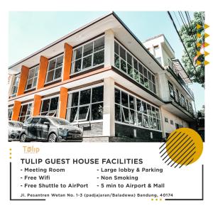 una casa con un'auto parcheggiata davanti di Tulip Guest House a Bandung