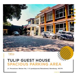 um cartaz para uma área de estacionamento espontânea para uma pousada spokane em Tulip Guest House em Bandung