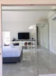 1 dormitorio con 1 cama y TV de pantalla plana en Mountain View Pool Villa en Nakhon Nayok