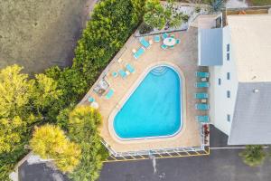 an overhead view of a swimming pool and chairs at The Beach Escape in Clearwater Beach