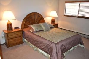 Tempat tidur dalam kamar di Beaver Village Unit #0834