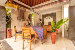 ein Esszimmer mit Tisch und Stühlen in der Unterkunft Jani's Place Cottage by Purely in Ubud