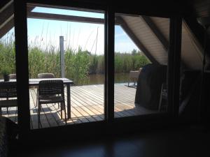 Rõdu või terrass majutusasutuses Seehütte Neusiedlersee - Pfahlbau GlamPing