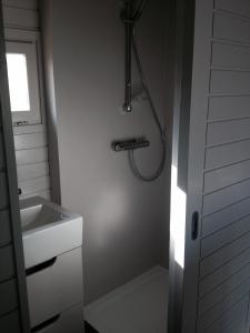 Koupelna v ubytování Seehütte Neusiedlersee - Pfahlbau GlamPing + 16 fotografií