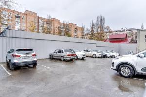 Um monte de carros estacionados num parque de estacionamento. em Nabokov Loft-Hotel em Rostov on Don