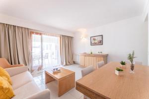 een woonkamer met een bank en een tafel bij Apartamento Felipe 2-1 in Cacla D'or
