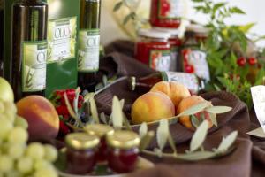 a table with a bunch of apples and bottles of wine at Casa Dell'Arciprete B&B in Arielli