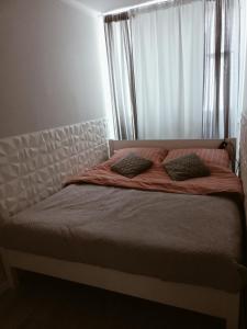 łóżko z dwoma poduszkami w sypialni w obiekcie Apartament w Polanicy w Polanicy Zdroju