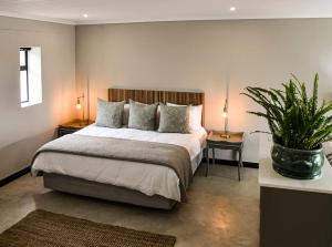 A bed or beds in a room at Oudewerfskloof Olive Farm