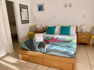 1 dormitorio con 1 cama grande en una habitación en Nature Retreat on Mandalay en Nelly Bay