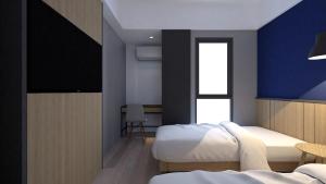 Postel nebo postele na pokoji v ubytování LeGreen Suite Sudirman + 2 fotografie