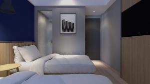 Tempat tidur dalam kamar di LeGreen Suite Sudirman