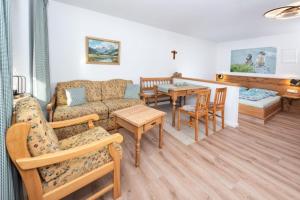 - un salon avec un canapé et une table dans l'établissement Murmelschlupf & Hummelschlupf, à Oberstaufen
