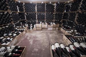 una grande stanza piena di bottiglie di vino di Park Hotel Vossevangen a Vossevangen