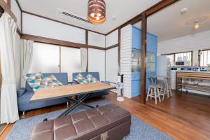 sala de estar con sofá y mesa en Blue Lagoon en Kamakura