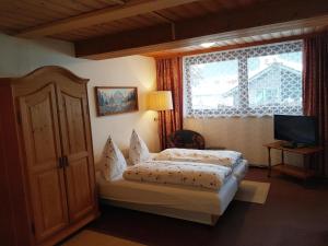 una camera con letto e finestra di Doppelzimmer oder Appartement ohne Verpflegung a Ellmau