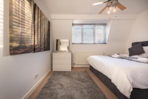 BEST PRICE! LARGE HOME FOR 4 - SMART TV - COMFY BEDS - GARDEN - 4 Single Beds or 2 Doubles! tesisinde bir odada yatak veya yataklar