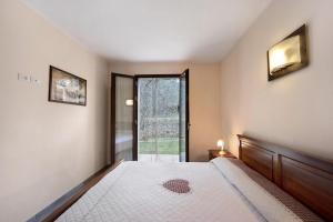 - une chambre avec un grand lit et une fenêtre dans l'établissement Chico Agriturismo La Scuderia, à Molino Nuovo