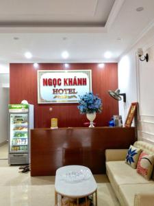 una hall di un hotel con divano e tavolo di Ngoc Khanh Hotel a Việt Yên