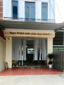 un edificio con un cartel que lee nope khalil khan khushi en Ngoc Khanh Hotel en Việt Yên