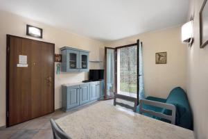 a living room with a table and a door at Chico Agriturismo La Scuderia in Molino Nuovo +6 photos