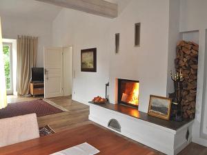ein Wohnzimmer mit einem Kamin in der Wand in der Unterkunft Ferienwohnungen Schlosseinkehr in Aschau im Chiemgau
